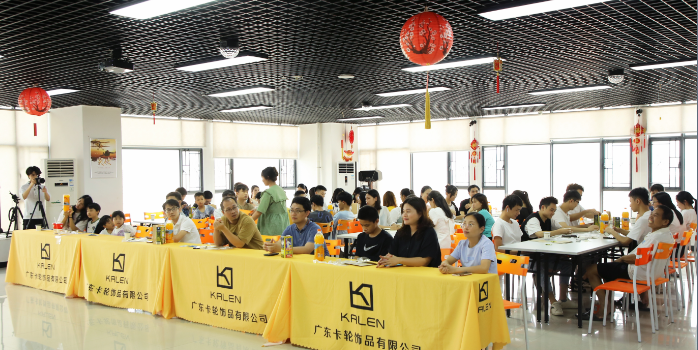 “空調(diào)WIFI西瓜，糕點(diǎn)雞翅披薩”，卡輪飾品歡樂(lè)趴